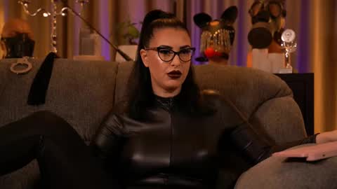 Snapshot of mistresskellykent chatting on November 10, 12:20 am Mistress Kelly online show from November 10, 12:20 am