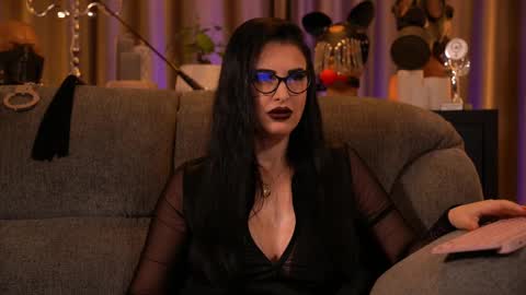 Snapshot of mistresskellykent chatting on November 11, 12:54 am Mistress Kelly online show from November 11, 12:54 am