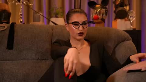 Snapshot of mistresskellykent chatting on November 14, 1:48 am Mistress Kelly online show from November 14, 1:48 am