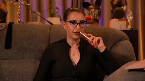 Snapshot of mistresskellykent chatting on November 18, 1:33 am Mistress Kelly online show from November 18, 1:33 am