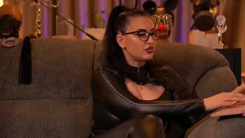 Snapshot of mistresskellykent chatting on November 28, 11:40 pm Mistress Kelly online show from November 28, 11:40 pm
