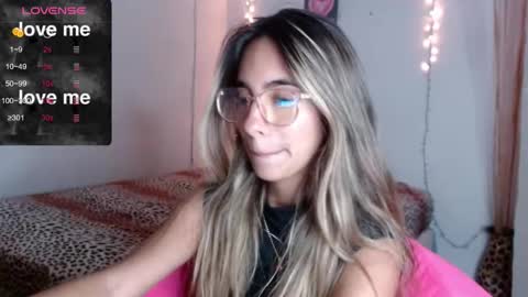 Snapshot of mitchwilson1 chatting on October 24, 12:08 am mitchwilson1 online show from October 24, 12:08 am