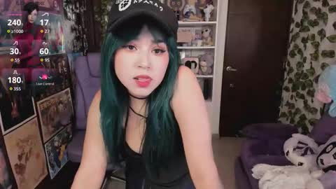 Snapshot of mitsu_dva chatting on March 13, 2:07 am Emili online show from March 13, 2:07 am