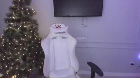   MIa   online show from December 25, 5:37 pm