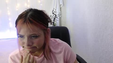 Snapshot of mixie_cute chatting on December 1, 7:47 pm mixie_cute online show from December 1, 7:47 pm