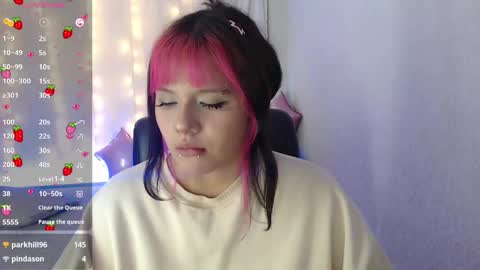 Snapshot of mixie_cute chatting on December 14, 1:06 am mixie_cute online show from December 14, 1:06 am