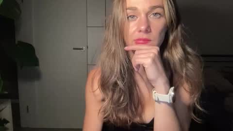 mmminnie online show from October 1, 5:19 pm