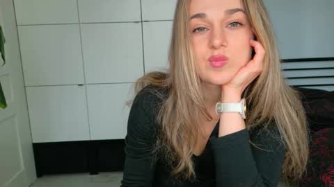 mmminnie online show from April 7, 1:44 pm