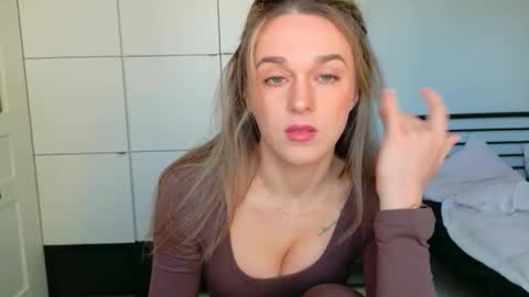 mmminnie online show from April 22, 9:33 am