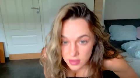 mmminnie online show from June 2, 10:28 am