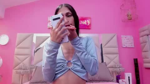 Snapshot of models_sophia chatting on December 16, 7:19 pm Sophia online show from December 16, 7:19 pm