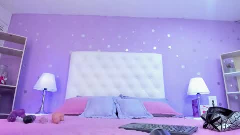 Snapshot of models_sophia chatting on December 17, 7:42 pm Sophia online show from December 17, 7:42 pm