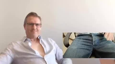 Snapshot of moe_001 chatting on September 29, 6:57 pm Moe online show from September 29, 6:57 pm