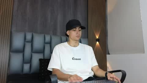 Snapshot of mohamed_malik chatting on April 13, 11:59 am mohamed_malik online show from April 13, 11:59 am