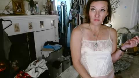 Snapshot of moistknickerchick chatting on December 2, 4:42 am MoistKnickerChick online show from December 2, 4:42 am