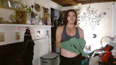 Snapshot of moistknickerchick chatting on December 7, 4:31 am MoistKnickerChick online show from December 7, 4:31 am