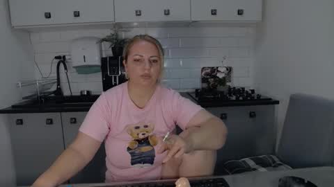 Snapshot of mojjo_erika chatting on September 22, 7:43 am erika online show from September 22, 7:43 am