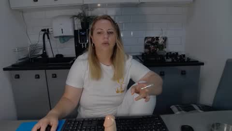 Snapshot of mojjo_erika chatting on September 25, 7:23 am erika online show from September 25, 7:23 am