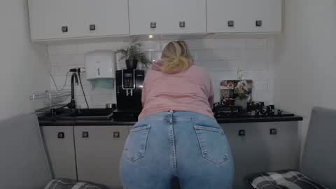 Snapshot of mojjo_erika chatting on September 27, 7:24 am erika online show from September 27, 7:24 am