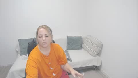 Snapshot of mojjo_erika chatting on October 2, 7:59 am erika online show from October 2, 7:59 am