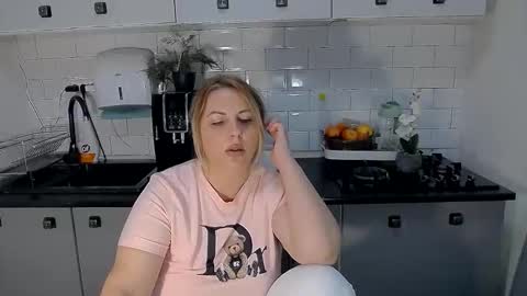 Snapshot of mojjo_erika chatting on October 8, 9:07 am erika online show from October 8, 9:07 am