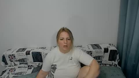 Snapshot of mojjo_erika chatting on October 12, 7:40 am erika online show from October 12, 7:40 am