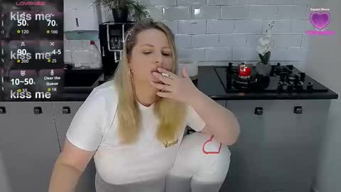 Snapshot of mojjo_erika chatting on November 25, 8:36 am erika online show from November 25, 8:36 am