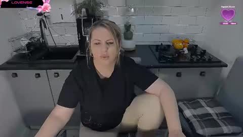 Snapshot of mojjo_erika chatting on December 16, 7:46 am erika online show from December 16, 7:46 am