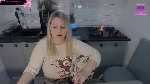 Snapshot of mojjo_erika chatting on December 17, 7:25 am erika online show from December 17, 7:25 am