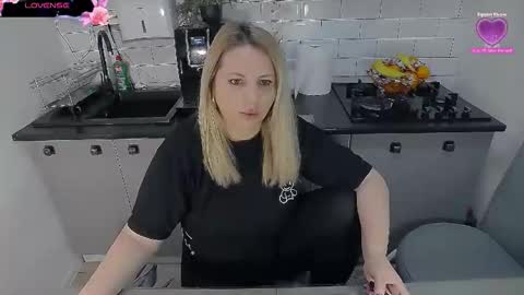 Snapshot of mojjo_erika chatting on December 18, 8:42 am erika online show from December 18, 8:42 am