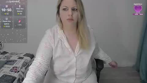 Snapshot of mojjo_erika chatting on April 2, 7:28 am erika online show from April 2, 7:28 am