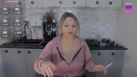 Snapshot of mojjo_erika chatting on April 3, 6:44 am erika online show from April 3, 6:44 am