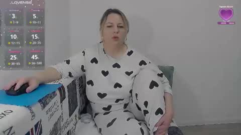 Snapshot of mojjo_erika chatting on April 4, 7:17 am erika online show from April 4, 7:17 am