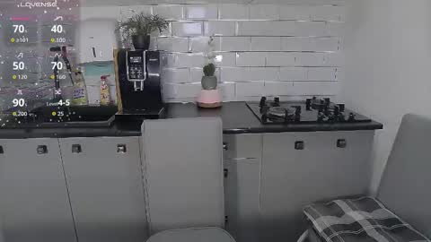Snapshot of mojjo_erika chatting on April 17, 8:28 am erika online show from April 17, 8:28 am