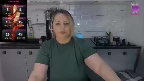 Snapshot of mojjo_erika chatting on April 22, 5:43 am erika online show from April 22, 5:43 am