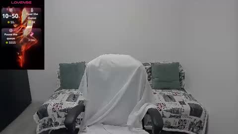 Snapshot of mojjo_erika chatting on May 2, 9:03 am erika online show from May 2, 9:03 am