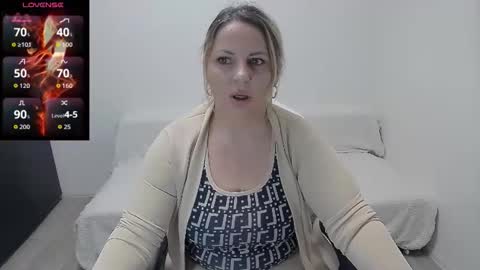 Snapshot of mojjo_erika chatting on May 3, 8:09 am erika online show from May 3, 8:09 am