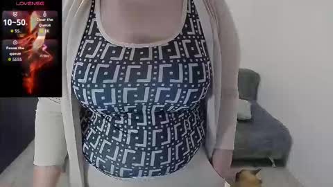 Snapshot of mojjo_erika chatting on May 8, 6:19 am erika online show from May 8, 6:19 am