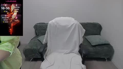 Snapshot of mojjo_erika chatting on May 18, 7:25 am erika online show from May 18, 7:25 am