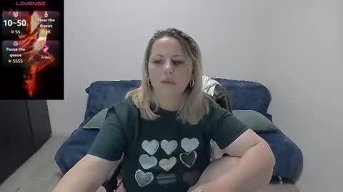 Snapshot of mojjo_erika chatting on May 25, 7:25 am erika online show from May 25, 7:25 am