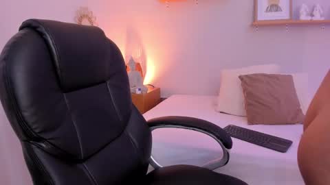 Snapshot of moll1e_ chatting on February 15, 11:50 am M o L l i E  online show from February 15, 11:50 am