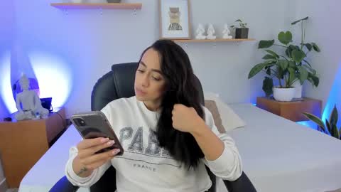 Snapshot of moll1e_ chatting on February 24, 12:26 pm M o L l i E  online show from February 24, 12:26 pm