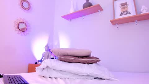 Snapshot of moll1e_ chatting on March 6, 3:24 pm M o L l i E  online show from March 6, 3:24 pm