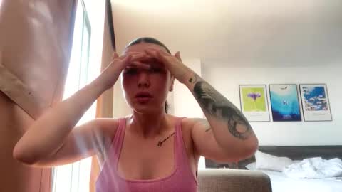 Snapshot of molly__vibes chatting on April 8, 2:44 am Molly online show from April 8, 2:44 am
