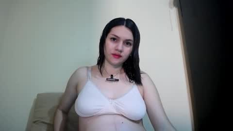 Snapshot of molly_fragance chatting on October 20, 6:19 pm Molly online show from October 20, 6:19 pm