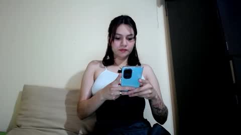 Snapshot of molly_fragance chatting on November 25, 7:03 pm Molly online show from November 25, 7:03 pm