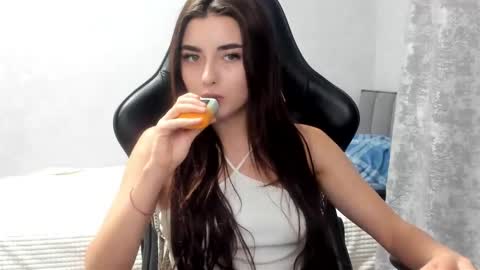 Snapshot of molly_ww chatting on November 22, 8:52 pm Molly online show from November 22, 8:52 pm