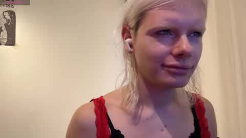 mollychloe online show from November 16, 1:17 pm