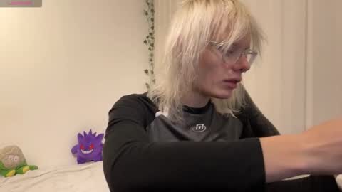 mollychloe online show from December 16, 6:24 pm