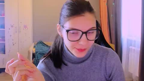 Snapshot of mollylollipop20 chatting on March 2, 1:52 am KIRA online show from March 2, 1:52 am